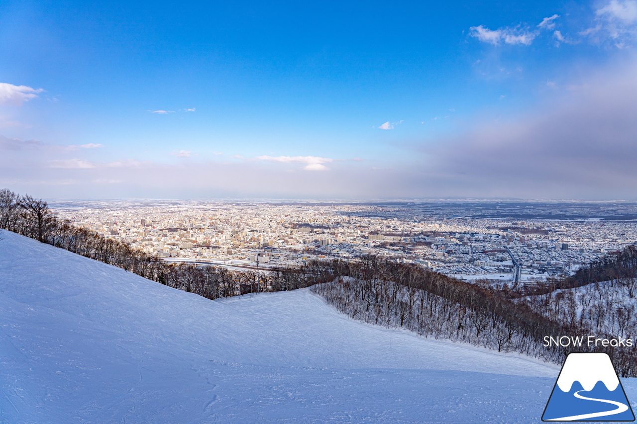 札幌藻岩山スキー場｜藻岩山の山頂に架かる『第2トリプルリフト』は、明日が今季の運行最終日…。ということで、いざ乗り納めにGo～(^^♪